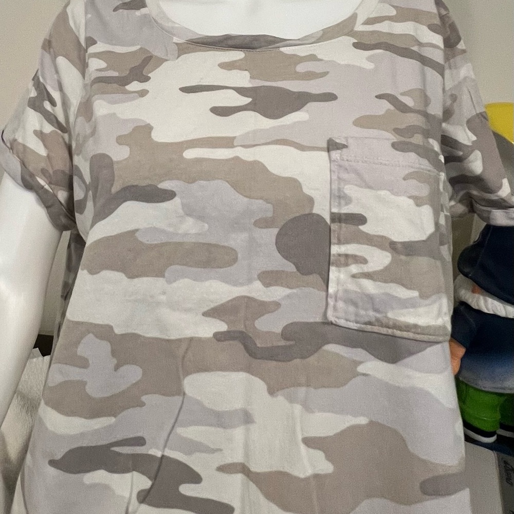 Camouflage Short Sleeve Tee. Size L.